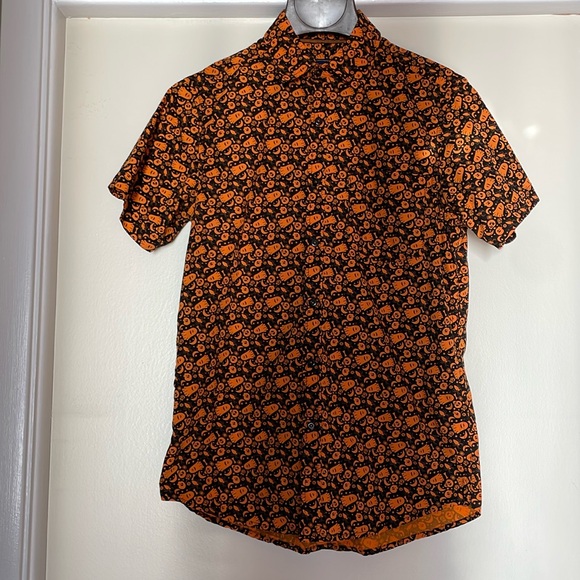 ❤️ 5/$15 Halloween shirt - Picture 1 of 3